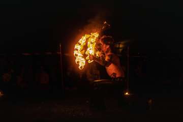 Flamma Keltaisen linssin takaa